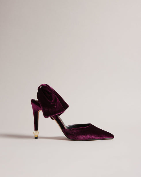 BATALYN-Shoes-Indulge in timeless glamour with our BATALYN heels. The unique design boasts a golden band and faux pearl detail on the heel, exuding luxury and sophistication that will elevate any outfit to statement status. Court heels Large bow on heel Golden band and pearl heel detail Pointed toe Slingback heel Heel height: 10.3cm- Ted Baker Romania